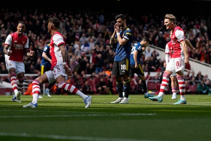 Bruno Fernandes del Manchester United reacciona luego de fallar un penal durante el partido de la Liga Premier inglesa contra el Arsenal, el sábado 23 de abril de 2022, en Londres. (AP Foto/Alastair J. Grant)