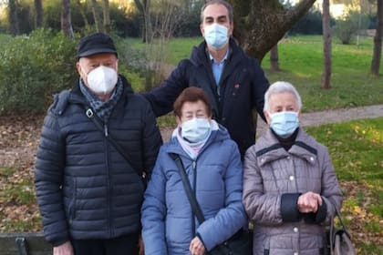 Bruno, Giuliana y Mafalda, hoy, junto al periodista Matteo Incerti