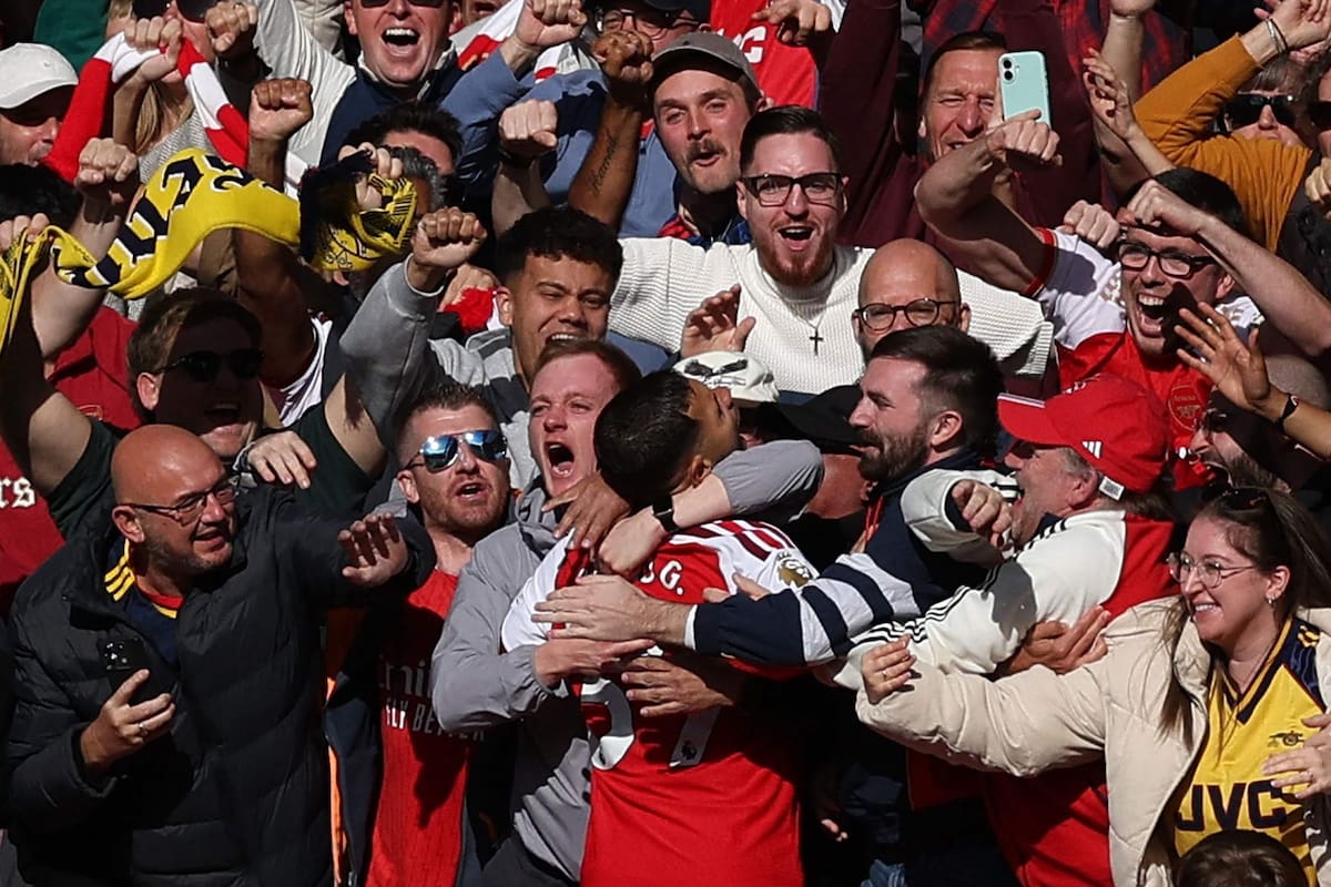 Bruno Guimarães festeja su golazo abrazado con los hinchas en la popular de Arsenal: ingresó desde el banco y fue la figura de la cancha
