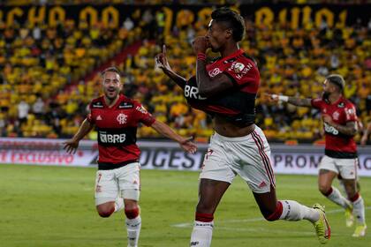 Bruno Henrique celebra el primero de Flamengo en Guayaquil