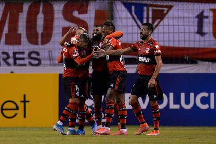 Bruno Henrique de Flamengo celebra con sus compañeros de equipo después de anotar el segundo gol de su equipo