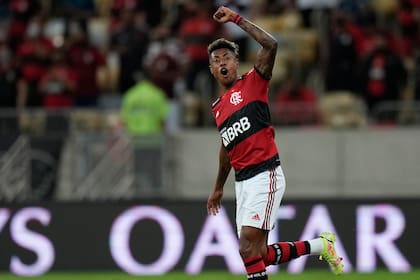 Bruno Henrique festeja un gol con la camiseta de Flamengo