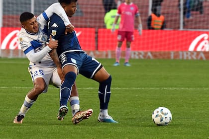 Bruno Leyes intenta frenar como puede a Roger Martínez, autor del gol de Racing ante Godoy Cruz, por la Copa de la Liga Profesional