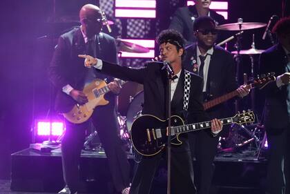 Bruno Mars y Rosé dieron por comenzada la entrega de premios con una interpretación de su pegadizo tema "APT"