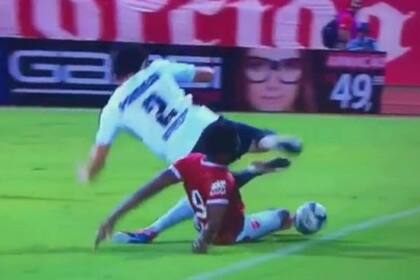 Bruno Mezenga sufrió una fractura en su brazo derecho