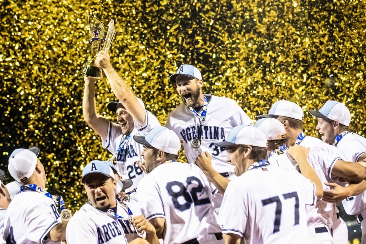 Bruno Motroni levanta el trofeo que por primera vez en la historia llega a manos argentinas