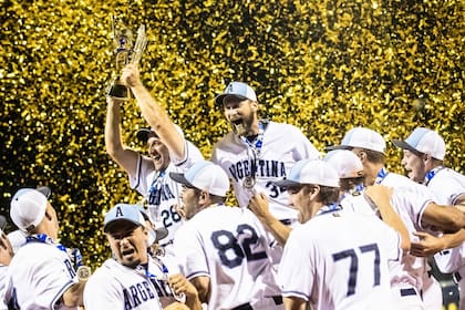 Bruno Motroni levanta el trofeo que por primera vez en la historia llega a manos argentinas