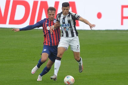 Bruno Pitton y Sequeira, cuerpo a cuerpo por la pelota