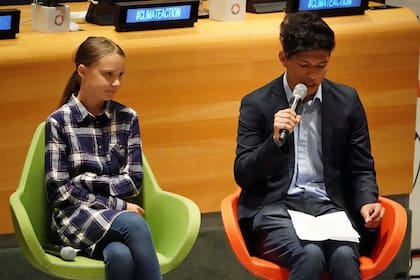 Greta Thunberg al lado de Bruno Rodríguez