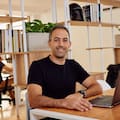 Dejó la investigación en física, apostó por la IA y hoy lleva su startup de la Argentina al mundo