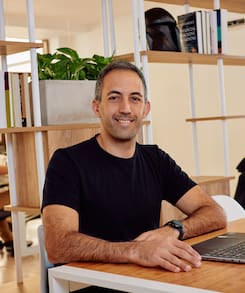 Dejó la investigación en física, apostó por la IA y hoy lleva su startup de la Argentina al mundo
