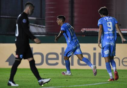 Bruno Sepúlveda celebra su conquista, la segunda de Arsenal sobre Bolívar; Lucas Albertengo se unirá al festejo; una clasificación trabajosa pero justa logró el equipo de Sarandí