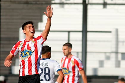 Bruno Sepúlveda festeja el 1-0 de Barracas Central ante San Lorenzo; el delantero fue uno de los más destacados en la cancha de All Boys