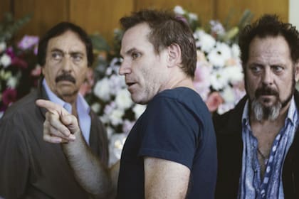 Bruno Stagnaro dirigiendo a Brandoni y Luque en Un gallo para Esculapio, su último trabajo para televisión.