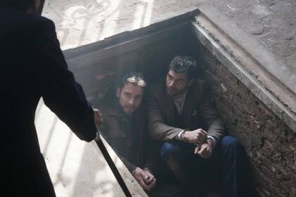 Bruno y Córdoba permanecen prisioneros de Torcuato, y poco a poco van perdiendo las esperanzas