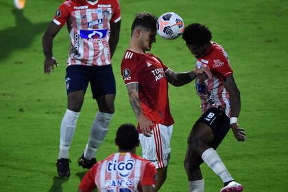 Bruno Zuculini ante Didier Moreno, de Junior, por la Copa Libertadores 2021
