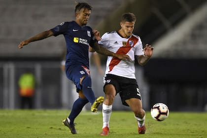 Bruno Zuculini en acción frente a Alianza Lima