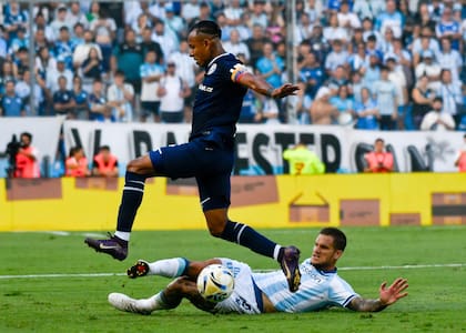 Bruno Zuculini recupera una pelota ante Sebastian Villa