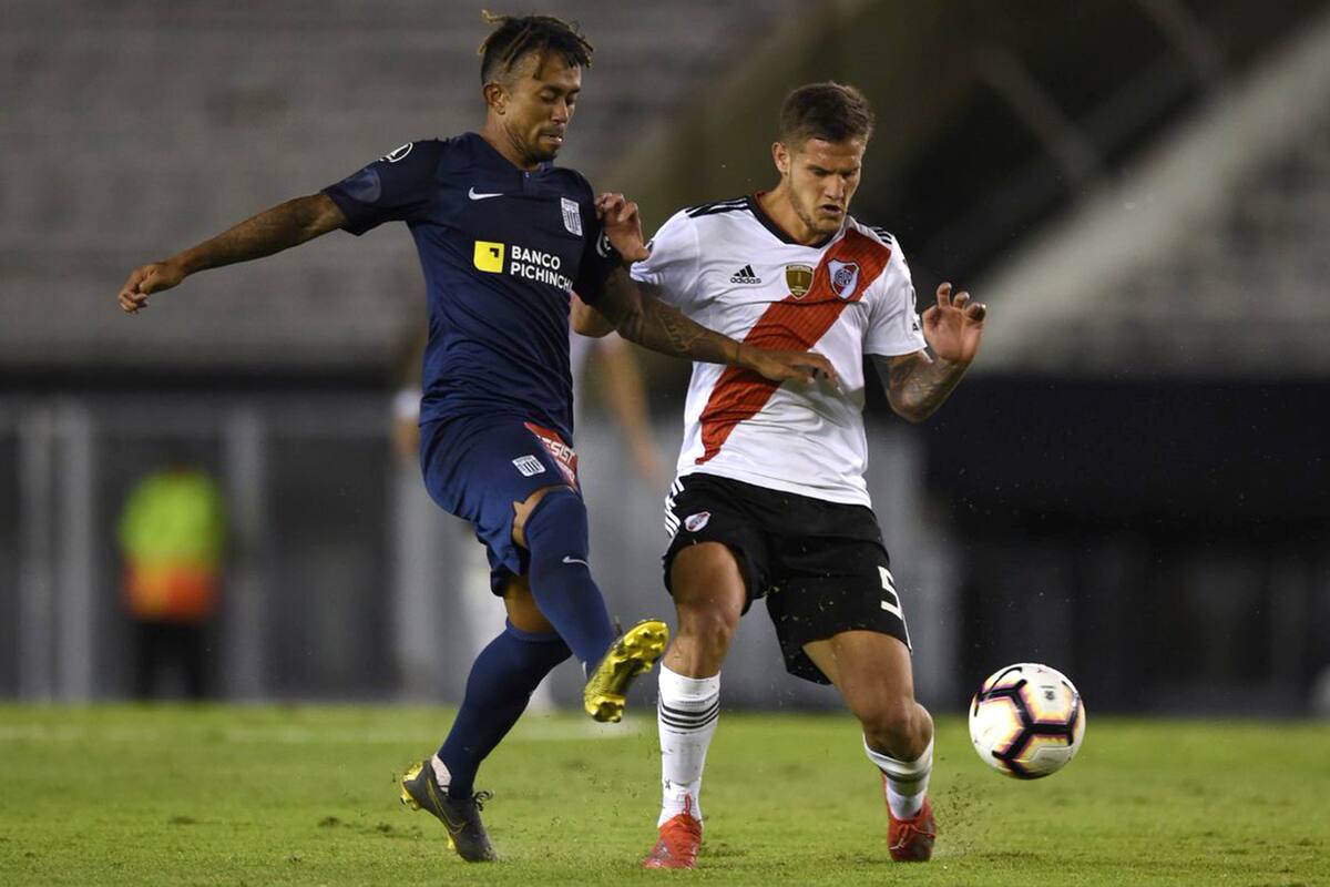 Bruno Zuculini, recuperando la pelota ante Joazhino Arroe, de Alianza Lima