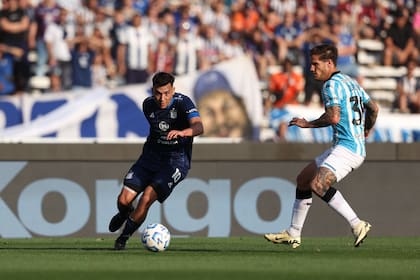 Bruno Zuculini trata de frenar el fútbol de Rubén Botta