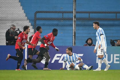Bruno Zuculini y Tomás Conechny mirán incrédulos el festejo de Caracas, que frustró a Racing en Avellaneda; la eliminación en la Copa Sudamericana dejó seriamente golpeada a la Academia