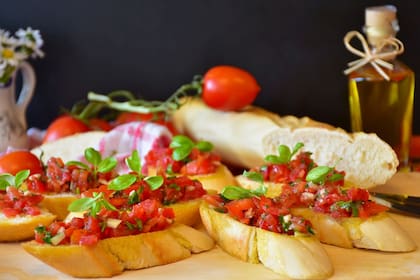 Bruschetta de tomate, ajo y albahaca
