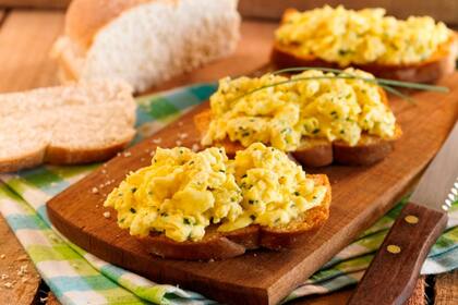 Bruschettas con huevo revuelto.
