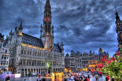 Bruselas es la capital de Bélgica, de la Comunidad Francesa de Bélgica y de la Comunidad Flamenca. Se la conoce también como la capital de la Unión Europea.