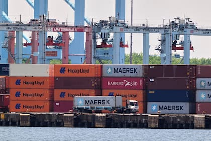 Bruselas negocia contrarreloj y advierte con represalias por 93.000 millones de euros