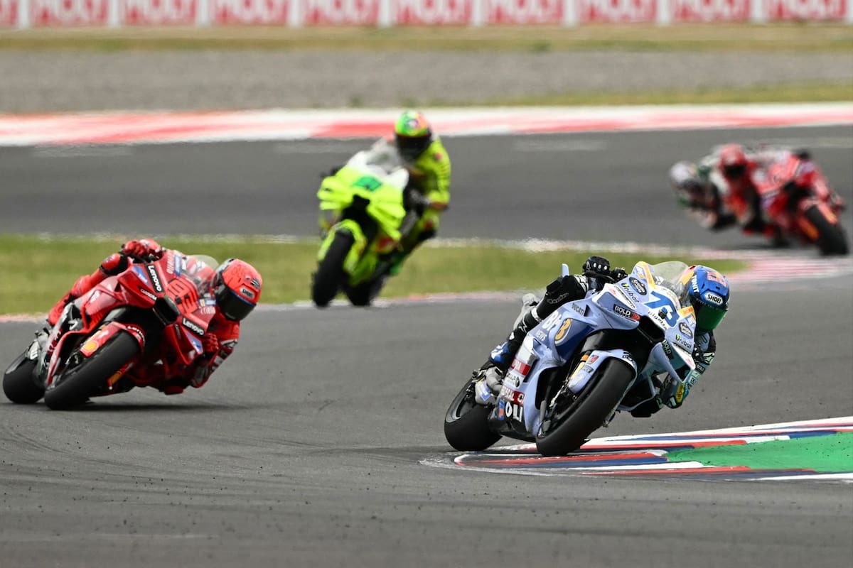 Brutal accidente en el Moto3: dos pilotos chocaron y fueron trasladados en helicóptero