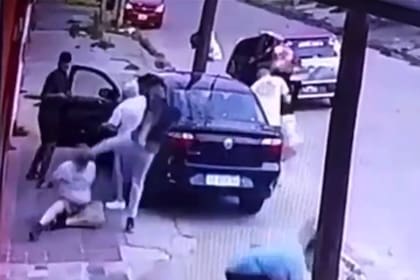 Brutal ataque a dos personas mayores para robarles el auto