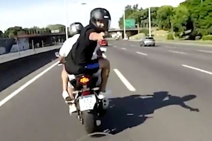 Brutal robo en plena autopista Riccheri: seis ladrones le apuntaron con armas a un hombre para robarle la moto
