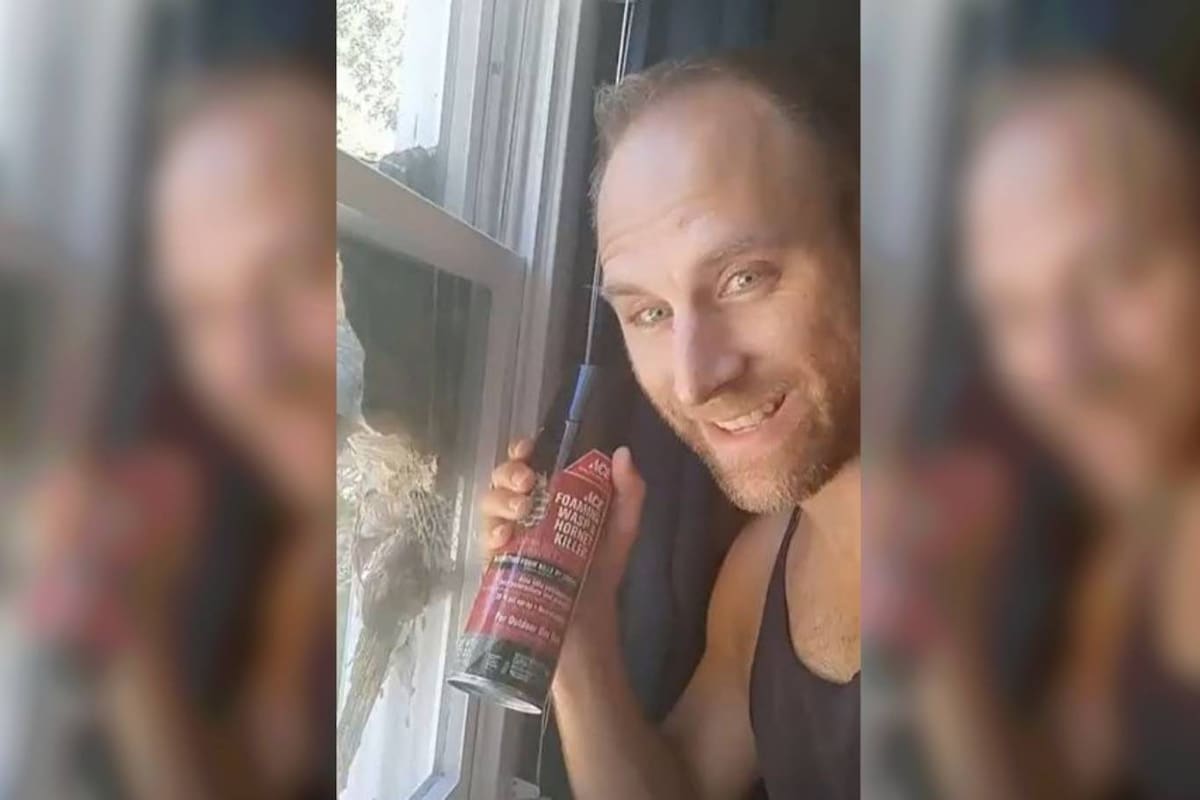 Bryan Arthur encontró una sorpresa desagradable en la ventana de su casa cuando regresó de unos días de vacaciones