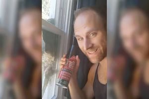 Bryan Arthur encontró una sorpresa desagradable en la ventana de su casa cuando regresó de unos días de vacaciones