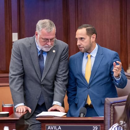 Bryan Avila apoyó e impulsó la ley "Stop WOKE" de 2022 para limitar la instrucción de temas de raza y género en las escuelas