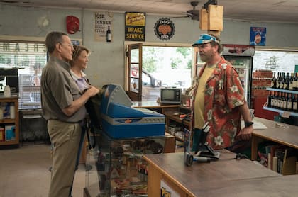 Bryan Cranston como Jerry Selbee, Annette Bening como Marge Selbee y Rainn Wilson como Bill en Jerry and Marge Go Large , ya disponible en Paramount+. Crédito de la foto: Jake Giles Netter/Paramount+