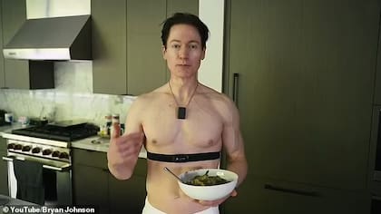 Bryan Johnson es un ex director ejecutivo de Silicon Valley que afirmó haber revertido su edad en más de cinco años mediante un exhaustivo régimen de anti envejecimiento. (Foto: captura YouTube)