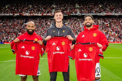 Bryan Mbeumo, Benjamin Sesko y Matheus Cunha, los nuevos delanteros de Manchester United para esta temporada