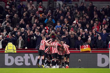 Bryan Mbeumo celebra con sus compañeros el tercer gol de Brentford