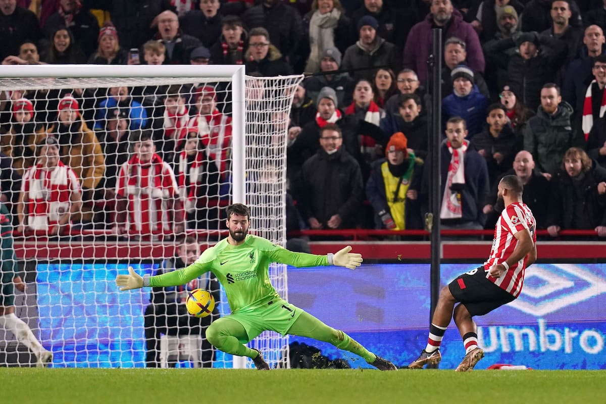 Bryan Mbeumo, de Brentford, anota el tercer gol de Brentford sobre Liverpool