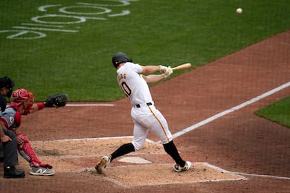 Bryan Reynolds de los Piratas de Pittsburgh conecta un jonrón frente al relevista de los Rojos de Cincinnati Nick Martinez en la octava entrada del juego del 19 de junio del 2024. (AP Foto/Gene J. Puskar)