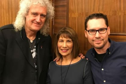 Bryan Singer (der.) junto a Brian May y la hermana de Freddie Mercury, Kashmira Cooke