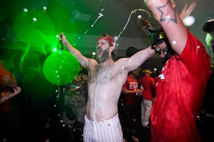 Bryce Harper de los Filis de Filadelfia celebra tras la victoria ante los Cachorros de Chicago para asegurar el título de la División Central de la Liga Nacional, el lunes 23 de septiembre de 2024, en Filadelfia. (AP Foto/Matt Slocum)