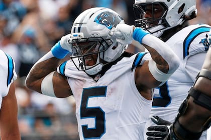 Bryce Young y Rico Dowdle ayudan a los Panthers a remontar 17 puntos y vencer 27-24 a los Dolphins