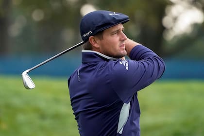 Bryson DeChambeau es el único jugador que estuvo bajo el par en ambas ruedas; el californiano está valiéndose de la potencia de sus golpes de salida.