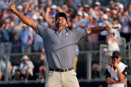 Bryson DeChambeau celebra después de ganar el torneo de golf U.S. Open el domingo 16 de junio de 2024, en Pinehurst, Carolina del Norte. (AP Foto/Frank Franklin II)