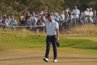 DeChambeau siente el cariño de los aficionados en el Abierto Británico y sigue en la pelea