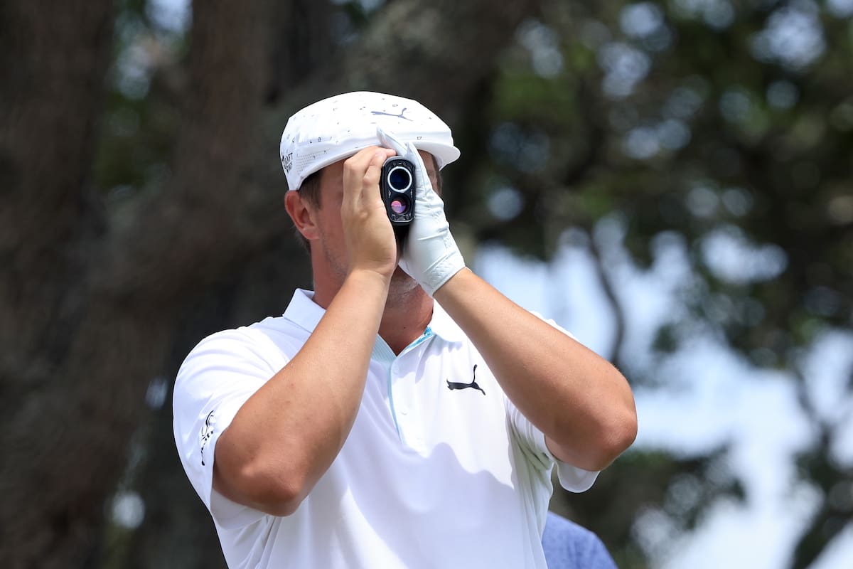 Bryson DeChambeau de los Estados Unidos usa un telémetro en el séptimo tee durante la tercera ronda del Campeonato PGA 2021 en el Ocean Course de Kiawah Island Resort el 22 de mayo de 2021 en Kiawah Island, Carolina del Sur.