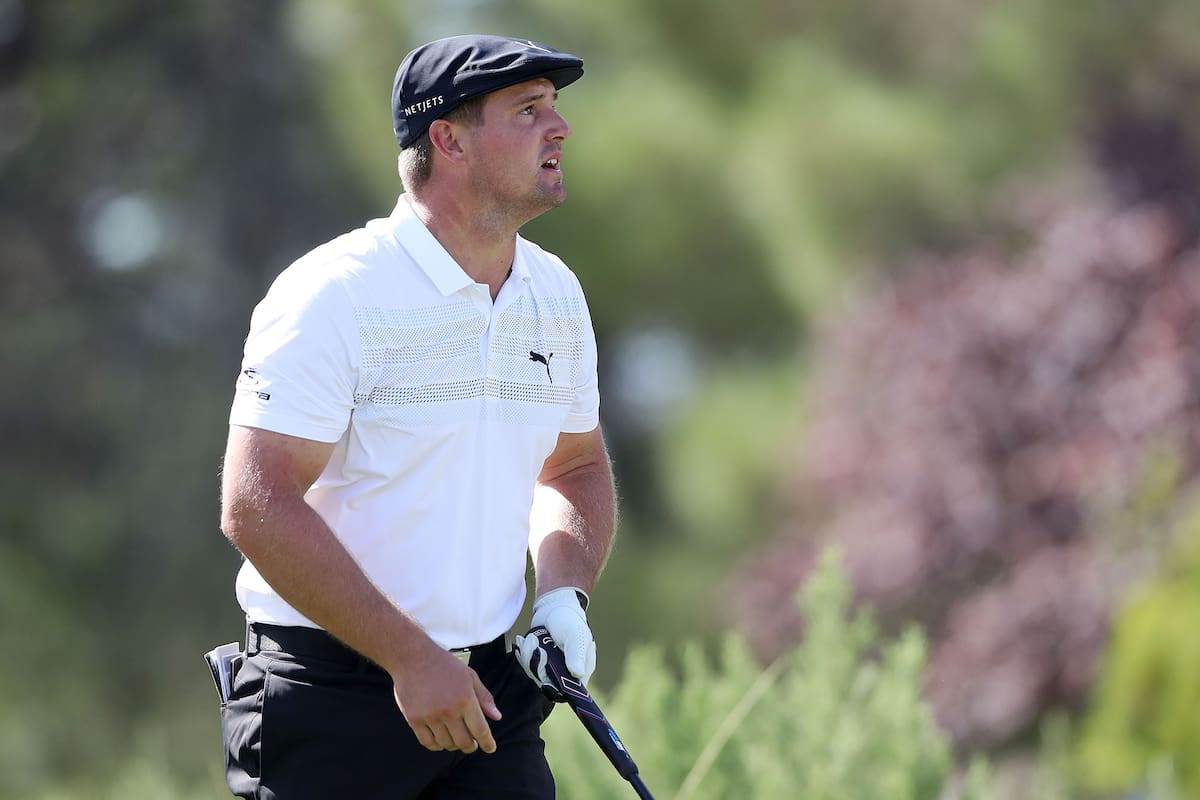 Bryson DeChambeau golpea su golpe de salida en el hoyo 9 durante la primera ronda del Abierto de Hospitales Shriners para Niños en TPC Summerlin