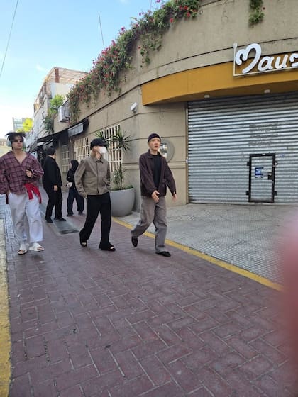 BTS de paseo por el pasaje Ruperto Godoy, en Flores